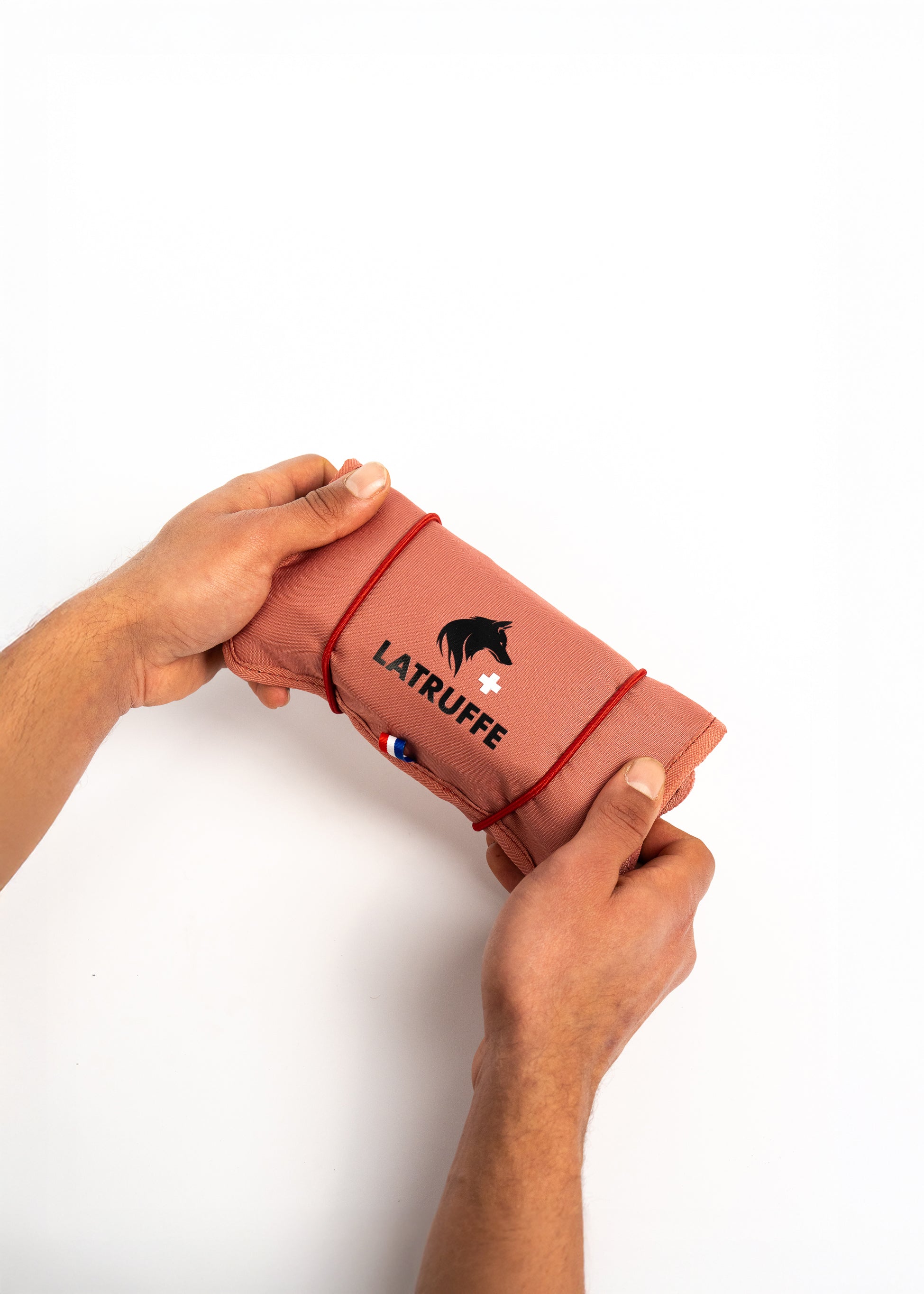 Trousse de premiers secours pour chien LaTruffe rose granit tenue en main

