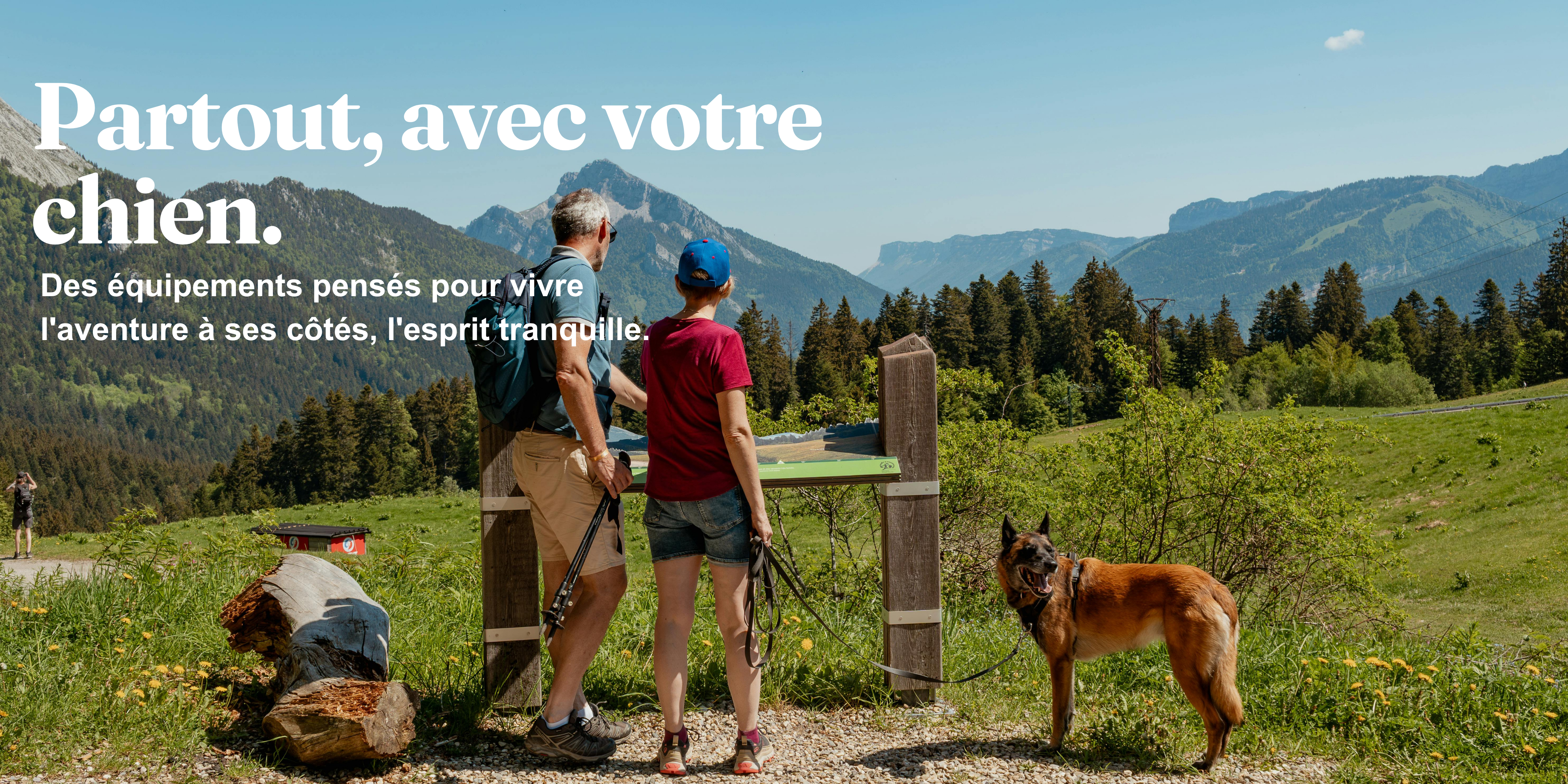 Couple en montagne avec leur chien
