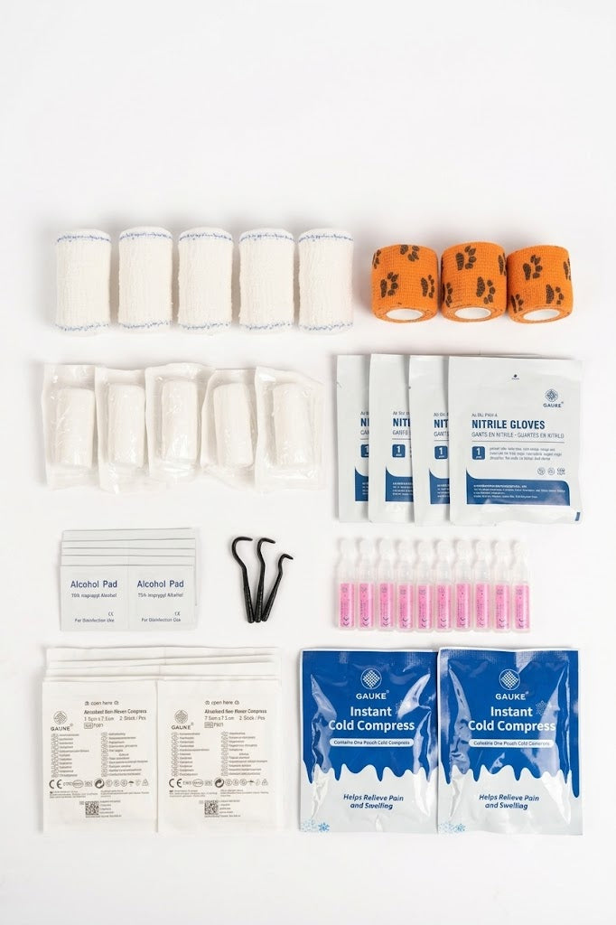  Pansements & bandagesBande compresse × 5Bande crêpe × 5Bande auto-fixante 5cm × 4,5m × 3Compresses 7,5 × 7,5cm × 25Nettoyage & soinLingettes alcool × 10Sérum physiologique / 5ml × 10 AccessoiresTire-tiques × 1 set de 3Gants × 5Cold packs instantanés 105g × 2